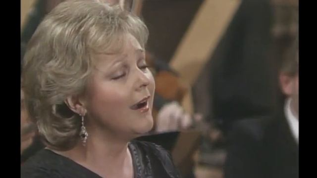 Celestial Lucia Popp Transforms Susanna's Boredom into Angelic Psalm смотреть онлайн