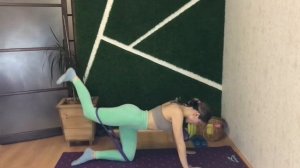 Подъемы ног вверх стоя  на четвереньках