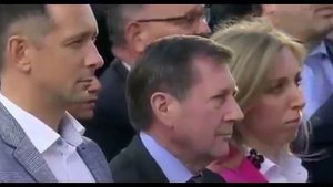 Люди мира на минуту встаньте