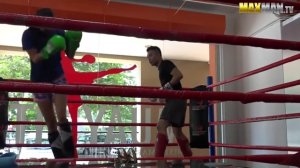 Чемпионка по тайскому боксу косит под новичка в зале