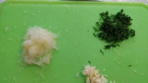 Тушеные котлеты с луком и укропом на сковороде