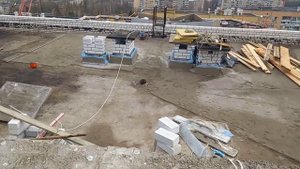 Гусеничный кран СКГ-401 работает на выполнении капитального ремонта "Жилого дома".