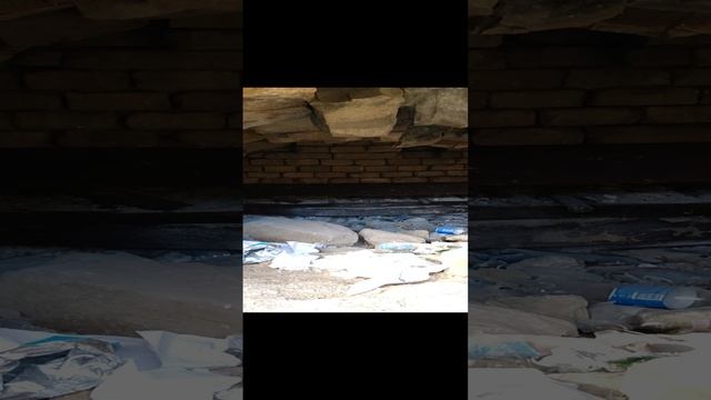 Старинная каменная кладка в пещере на горе Алчак-Кая в Судаке в Крыму