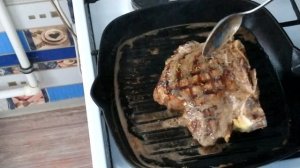 готовлю сочный стейк на новой чугунной сковороде гриль