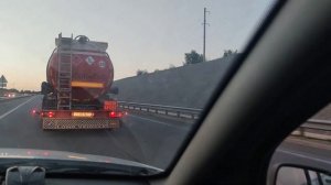 Два бензовоза ЛУКОЙЛ устроили гонки на подъёме. Кто быстрее? (18.07.22)