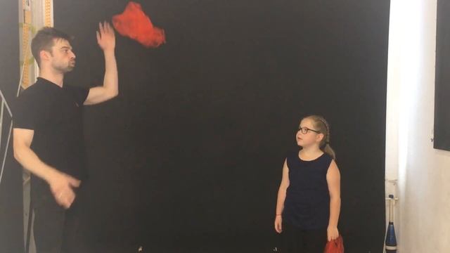 Жонглирование для детей 1. Учим ребёнка жонглировать. Платочки. Павел Горский Анна Попова.