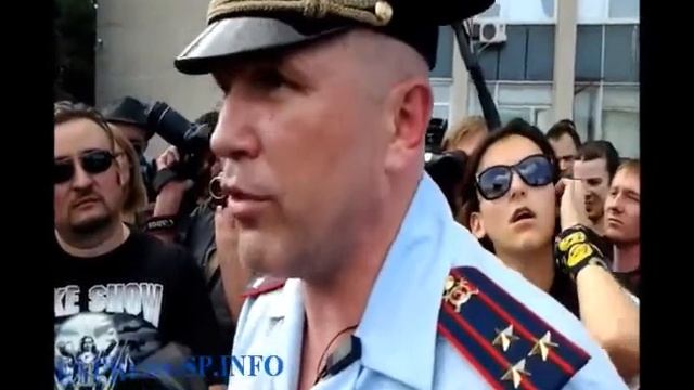 3.08.2013 Байкеры "общаются" с начальником полиции смотреть онлайн