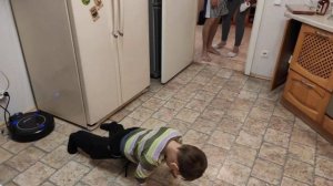 Смешные дети! Отжимания по мужски ) Ребенок показал как умеет отжиматься )