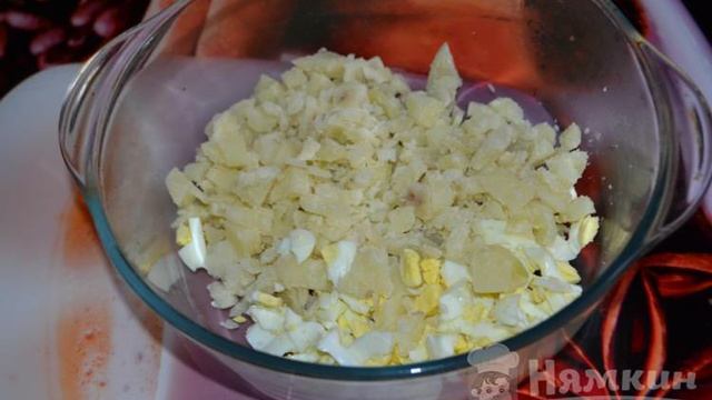 Нежная окрошка на кефире с колбасой