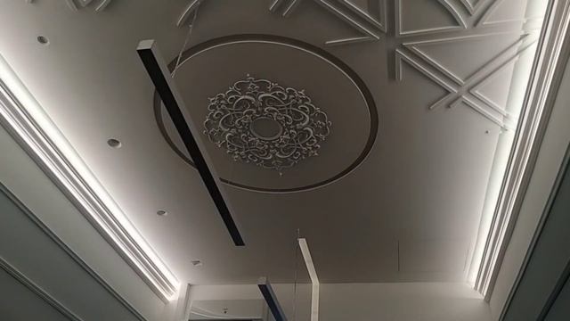 Гипсовые встроенные светильники в шоу-руме ARATTA смотреть онлайн