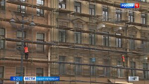 Невский проспект начали одевать в строительные леса