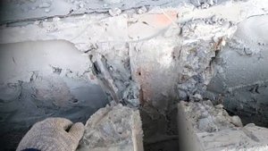 Дом из арболита. Обрезаю плиты перекрытия ПКЖ- болгаркой.