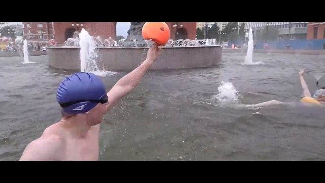 РЕАКЦИЯ НА КУПАНИЕ В ФОНТАНЕ во время ПРАЗДНИКА и ... ПРАНК | Русский Андеграунд