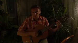 На столе от лампочки круг