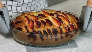 Берем 200 мл Кефира и Сливы. Готовим вкусный и воздушный пирог