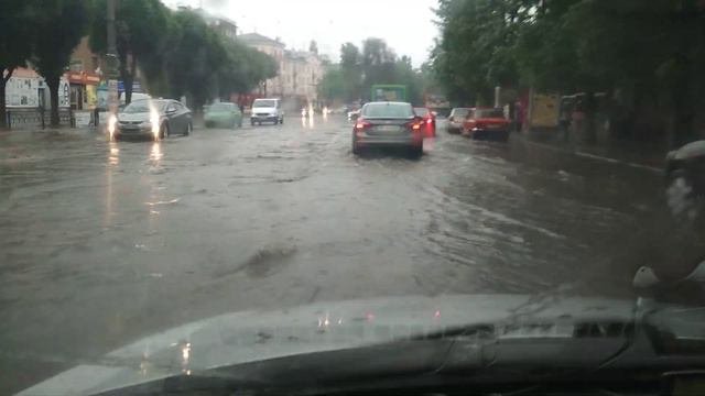Сильный ливень в Каменском (Днепродзержинск) Ч 2 Очень много воды. Плывем на Hyunday accent смотреть онлайн