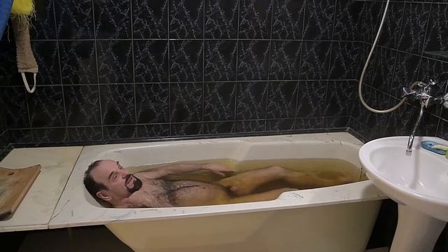 Иван Савельевич принимает ванну из целебных трав смотреть онлайн