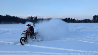 Отжигаем по льду на KTM, хард эндуро, мотокросс смотреть онлайн