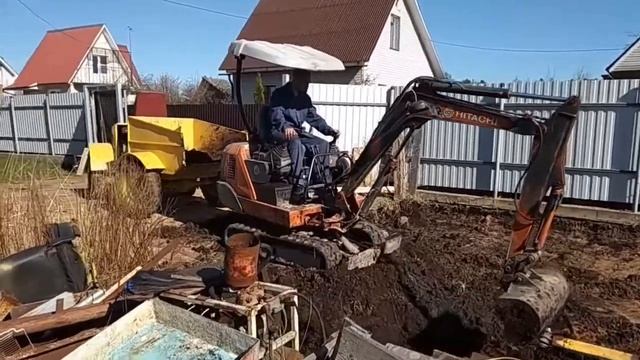 Минидумпер в паре с миниэкскаватором