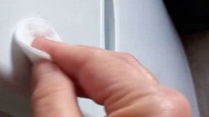 Чем убрать грязные пятна после ремонта или следы от скотча на холодильнике и стиральной машине