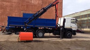 Самосвал с трехсторонней разгрузкой и манипулятором МАЗ6312В5 "сельхозник"
