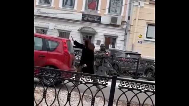 Женщина облила памятник Кругу, била машину и ездила по тротуару в Твери