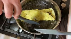 Французький омлет з грибною начинкою. Сніданок високої кухні.