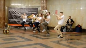 Уличные музыканты в Московском метро Курская BREVIS BRASS BAND