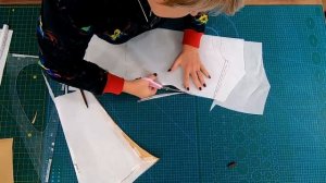 Спортивный костюм с оригинальной толстовкой. Моделирование и раскрой модного спортивного костюма.mp4