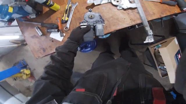 Шкода Октавия - замена стеклоподьемника смотреть онлайн