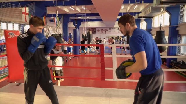 Несколько минут тренировки по боксу на лапах смотреть онлайн