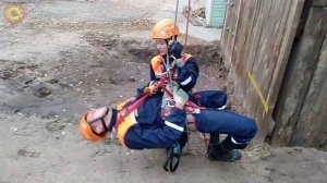 Спуск пострадавшего подход спасателя сверху