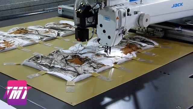 Шаблонный швейный автомат: отстрочка непрошитых полок с обрезкой края, материал синтепон 300 | ТМТ