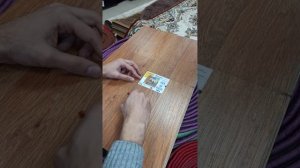 Ремонт царапины на ламинате, восковым мелком