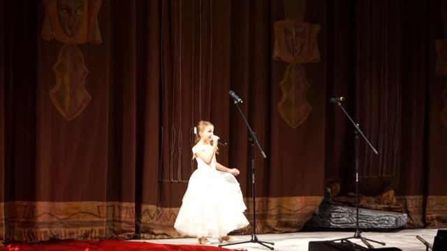 Красивая песня для мамы " Розы цветы в саду" в исполнении Анчиковой Елизаветы смотреть онлайн