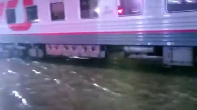 Ростов на Дону поезд едет по воде The Train Sinks In Water Rostov On Don