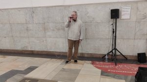 Снова месяц взошёл на трон - Ю. Антонов - исполняет певец в метро Москвы - Советская песня #metro