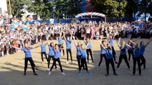 массовый танец 1 сентября с полотнами (моя Россия,моя Страна)