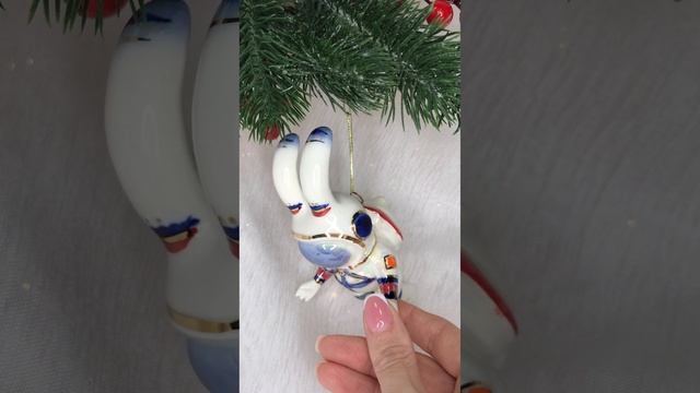 Арт. ФР145  Новогодняя игрушка из фарфора «Зайчонок космонавт»