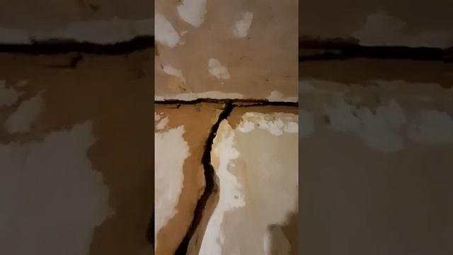 Новый проэкт. После первого дня работ. демонтаж обоев, плинтусов, багетов, чистка трещин смотреть онлайн