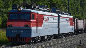Электровоз ВЛ10у-598 прибывает на станцию Мга