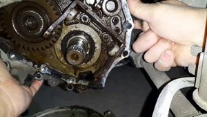 Дэу Леганза 2.0 Ремонт МКПП  F16 без снятия с двигателя.Вот  почти и снял валы и шестерни.