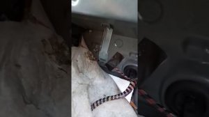 ВАЗ 2114.Ремонт.Оборвало шпильку крепления рулевой рейки.Ставим болт.Привариваем.