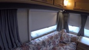 Обзор прекрасного семейного варианта прицепа-дачи Lunar 2001 года 5 мест с палаткой.