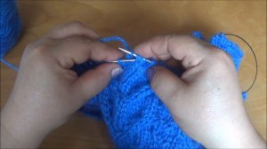 Берет спицами с узором КОСА.