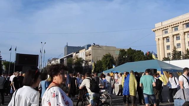 Памятник Шевченко и волонтёрская палатка в Харькове 16 мая 2019