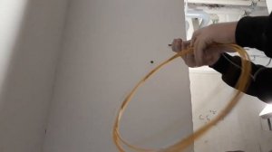 Протяжка кабеля под прямым углом внутри бетонной стены.