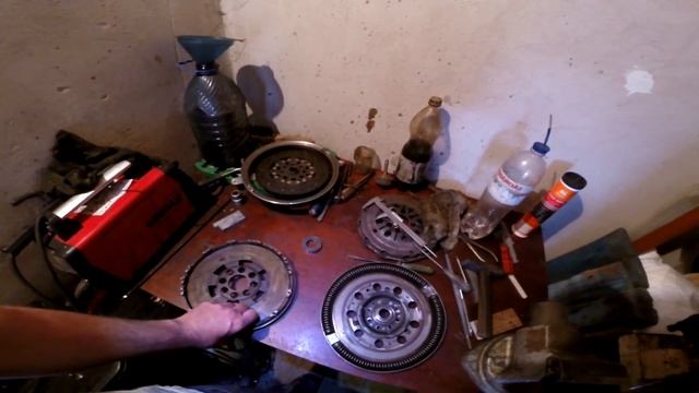 Ремонт двухмассового маховика VW Т4 (часть 1) смотреть онлайн