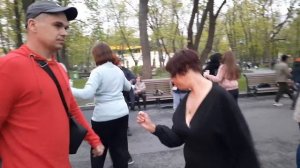 Розовые розы Светке Соколовой!!!Танцы в саду Шевченко,Харьков..mp4