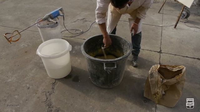 Comment "gâcher" un plâtre - How to "mix" a plaster смотреть онлайн